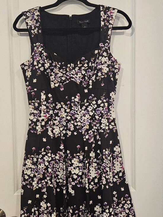 White House Black Market Dresses & Skirts - White House Black Market Floral Fit & Flare Dress Size 2